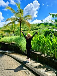 발리 르네상스 울루와투 리조트 야자수 아래서 만세 포즈를 취하고 있는 모습